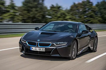 Vista dinámica del BMW i8 realzando su diseño futurista y deportivo.