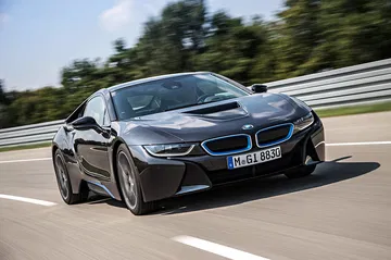BMW i8 capturado en acción en una pista, mostrando su diseño afilado.