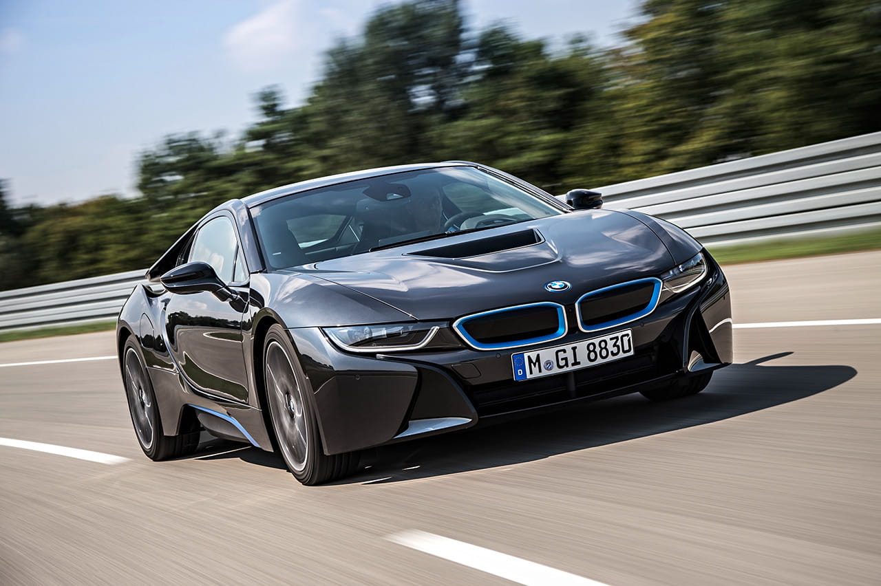 BMW i8 capturado en acción en una pista, mostrando su diseño afilado.