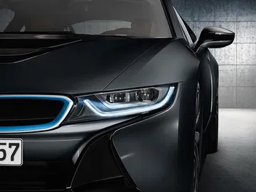 Vista detallada de los innovadores faros LED del BMW i8.