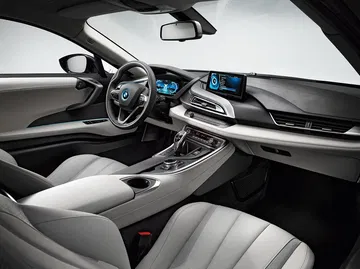 Vista del habitáculo distinguido del BMW i8 con énfasis en su moderna consola central.