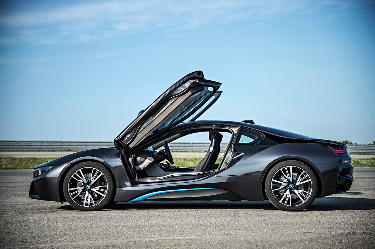 El BMW i8 muestra sus distintivas puertas de ala de gaviota abiertas.