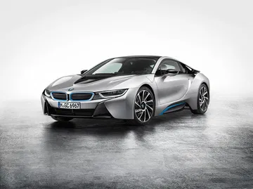 Vista angular del BMW i8 destacando su diseño innovador.