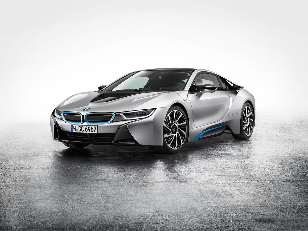 Vista angular del BMW i8 destacando su diseño innovador.