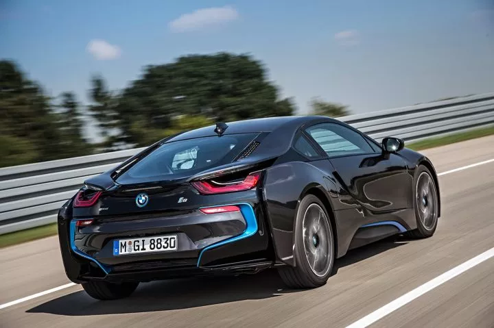 Vista dinámica del BMW i8 destacando su diseño futurista y aerodinámico.