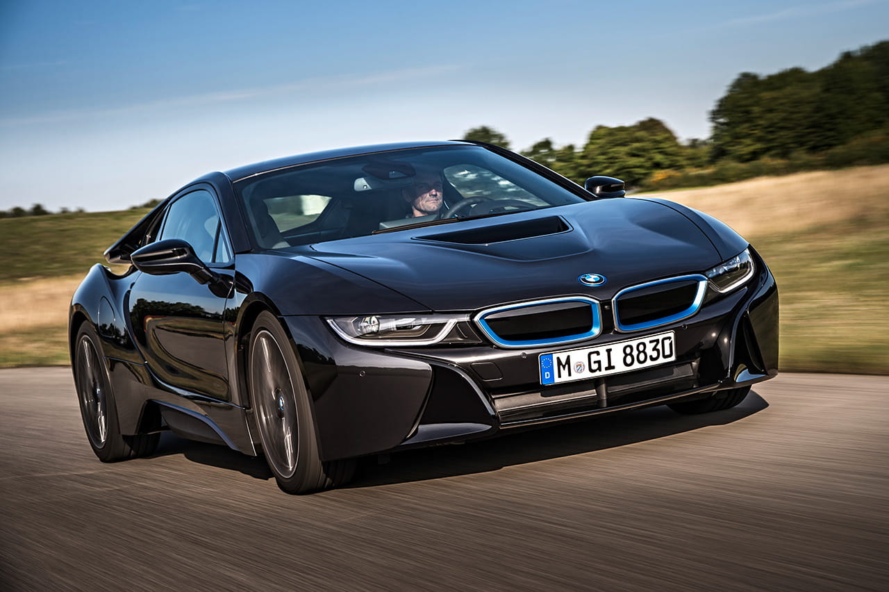 Vista frontal del BMW i8 resaltando su diseño futurista y parrilla característica.