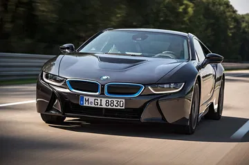 Vista dinámica BMW i8, destacando su diseño frontal y líneas laterales.