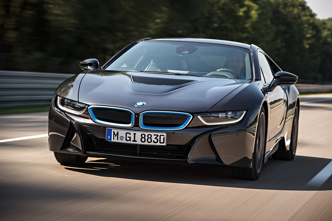 Vista dinámica BMW i8, destacando su diseño frontal y líneas laterales.
