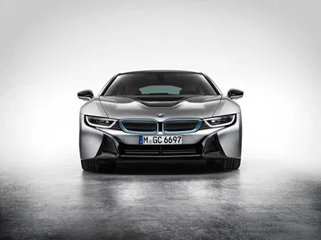 Vista frontal del BMW i8 destacando su diseño futurista.