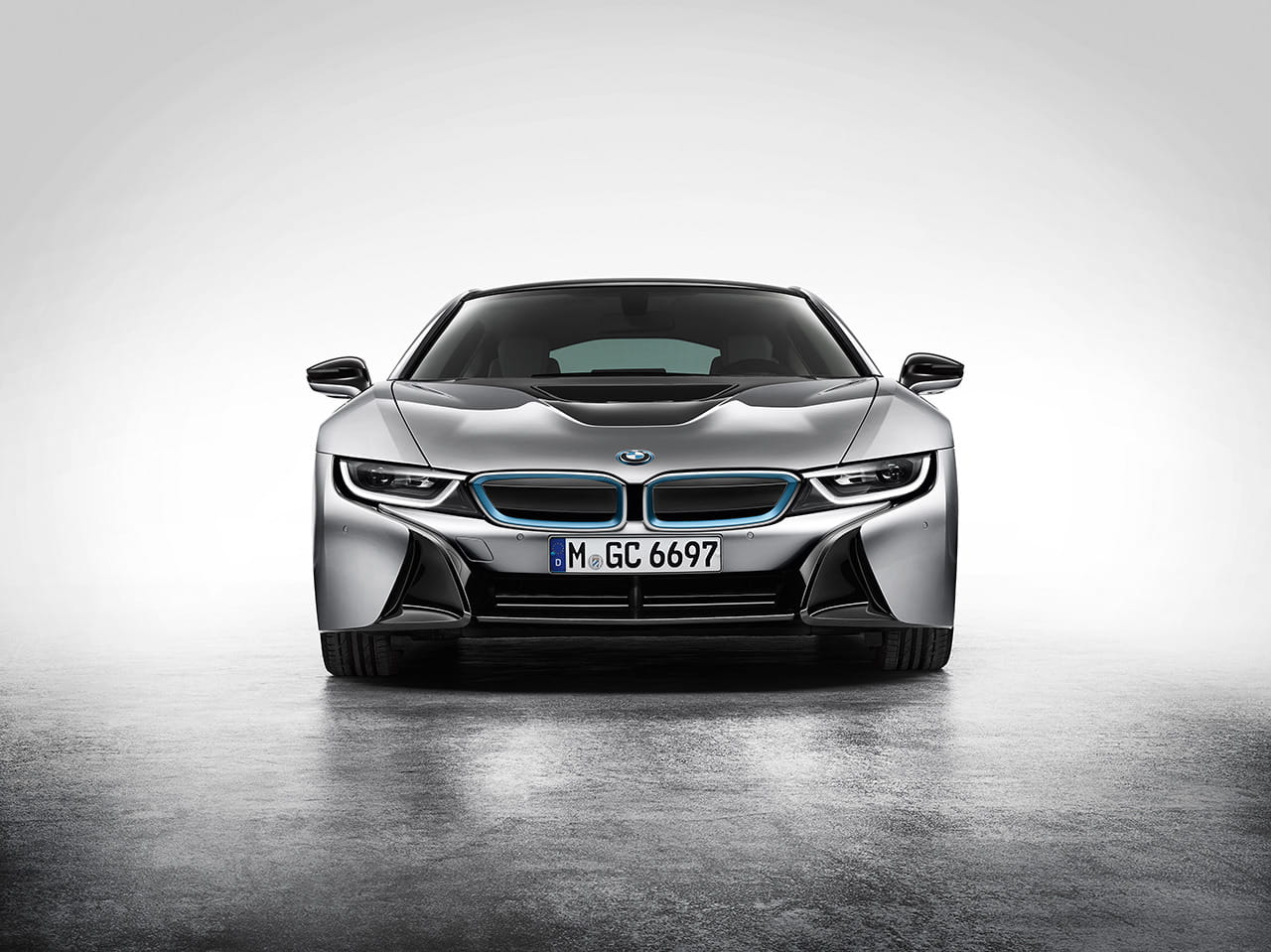 Vista frontal del BMW i8 destacando su diseño futurista.