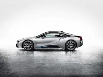 Perfil elegante del BMW i8 resaltando su aerodinámica y diseño futurista.