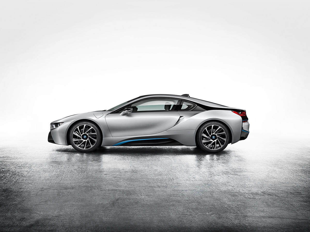 Perfil elegante del BMW i8 resaltando su aerodinámica y diseño futurista.