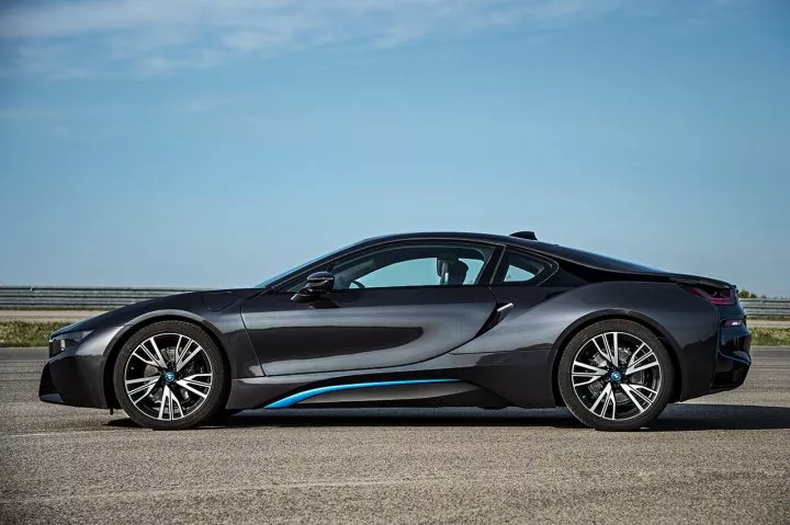 Vista lateral del BMW i8 destacando su aerodinámica y líneas futuristas