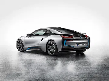 Vista trasera y lateral del BMW i8 destacando su diseño aerodinámico.