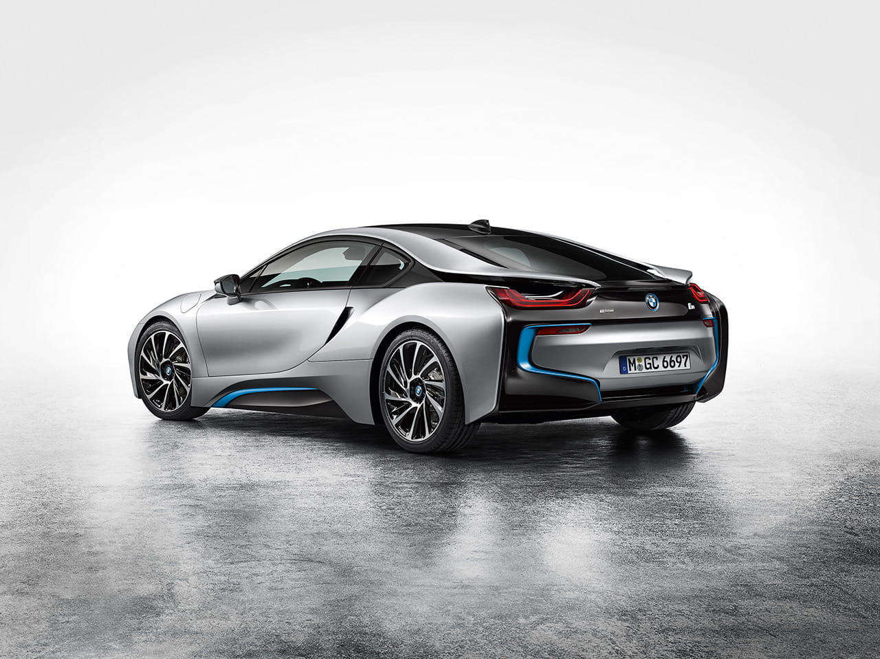 Vista trasera y lateral del BMW i8 destacando su diseño aerodinámico.
