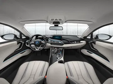 Vista frontal del habitáculo del BMW i8, destacando su diseño futurista y ergonomía.