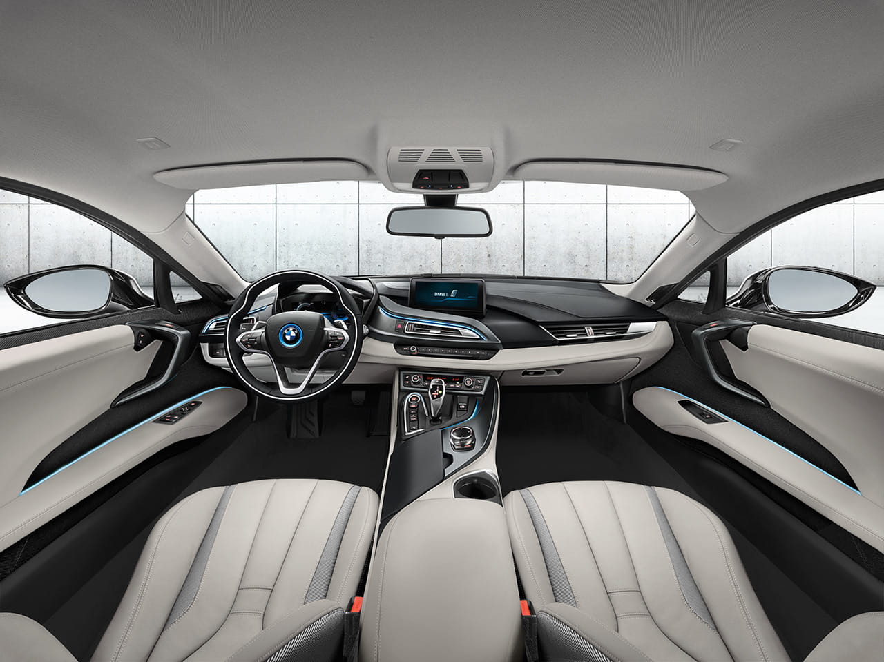 Vista frontal del habitáculo del BMW i8, destacando su diseño futurista y ergonomía.