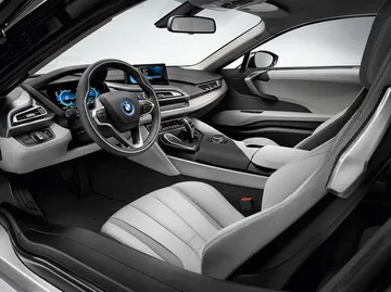Vista lateral de la lujosa cabina y asientos del BMW i8.