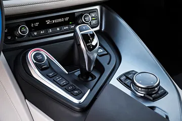 Vista cercana de la consola central del BMW i8, destacando su cambio automático.