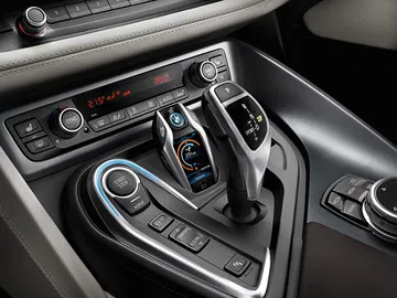 Vista cercana de la consola central del BMW i8, destacando su moderna instrumentación.