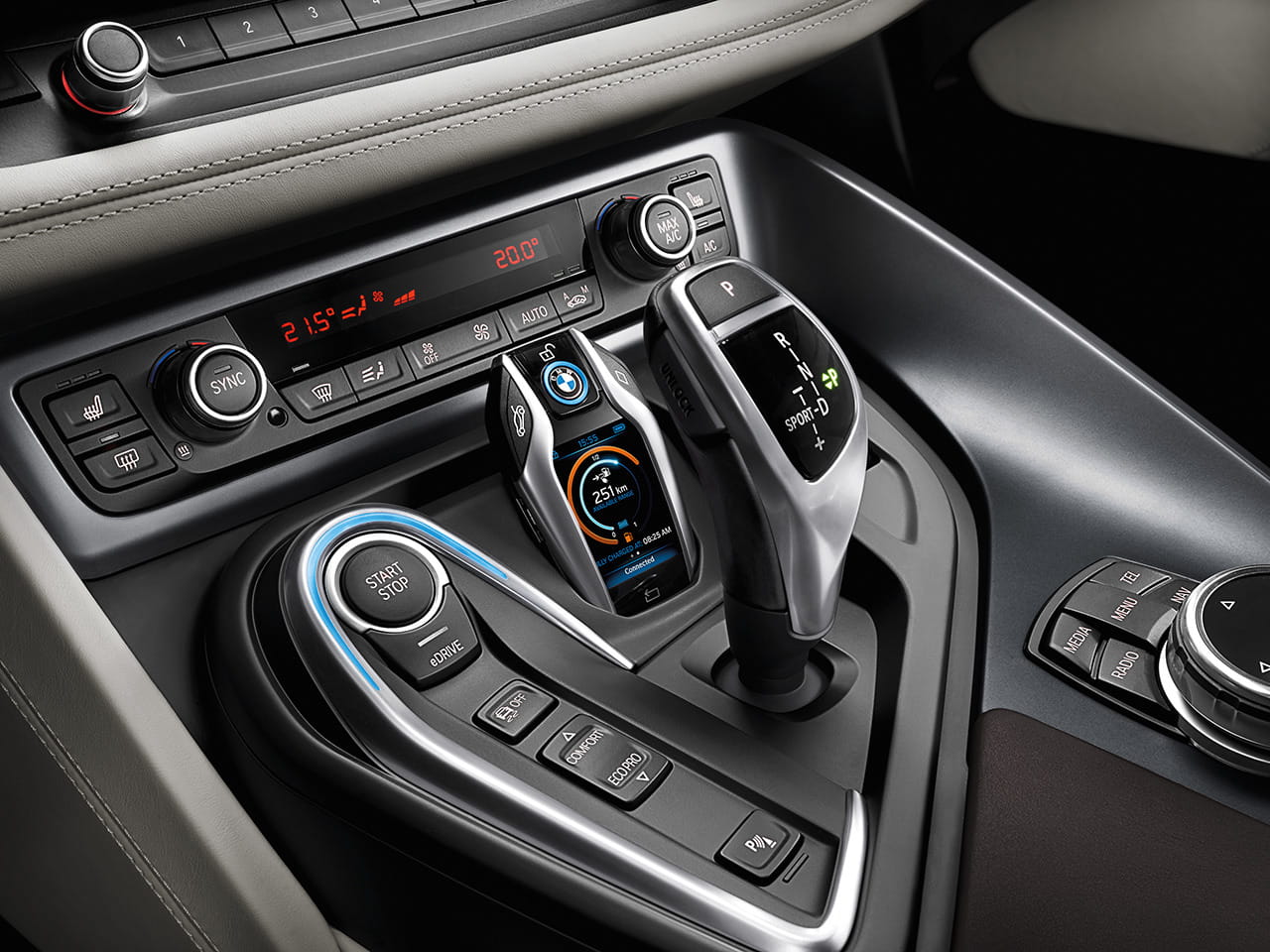 Vista cercana de la consola central del BMW i8, destacando su moderna instrumentación.