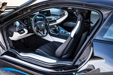 Vista lateral interna del BMW i8, mostrando los asientos y la puerta abierta. Vista lateral interna del BMW i8, mostrando los asientos y la puerta abierta.