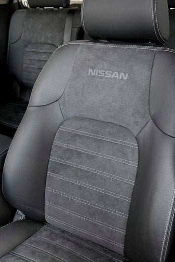 Nissan Navara LE SV, un traje de Armani para la aguerrida pick-up