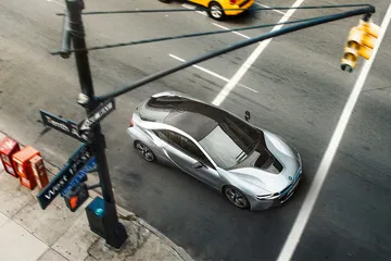 Vista aérea que muestra el diseño de techo y línea lateral del BMW i8.
