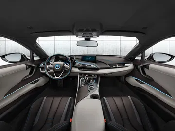 Vista elegante del habitáculo futurista del BMW i8, resaltando su diseño vanguardista.