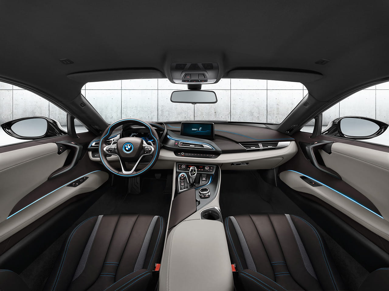 Vista elegante del habitáculo futurista del BMW i8, resaltando su diseño vanguardista.