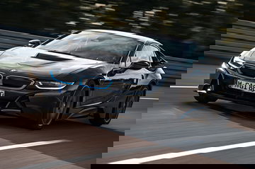 Imagen dinámica del BMW i8 mostrando su perfil y frontal.