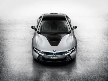 Vista aérea del BMW i8 destacando su diseño de techo y capó delantero