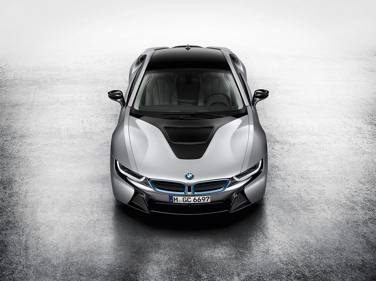 Vista aérea del BMW i8 destacando su diseño de techo y capó delantero