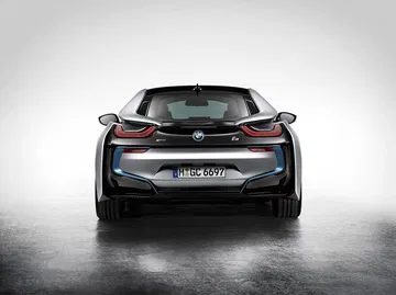 Vista trasera completa del BMW i8, destacando su diseño futurista.