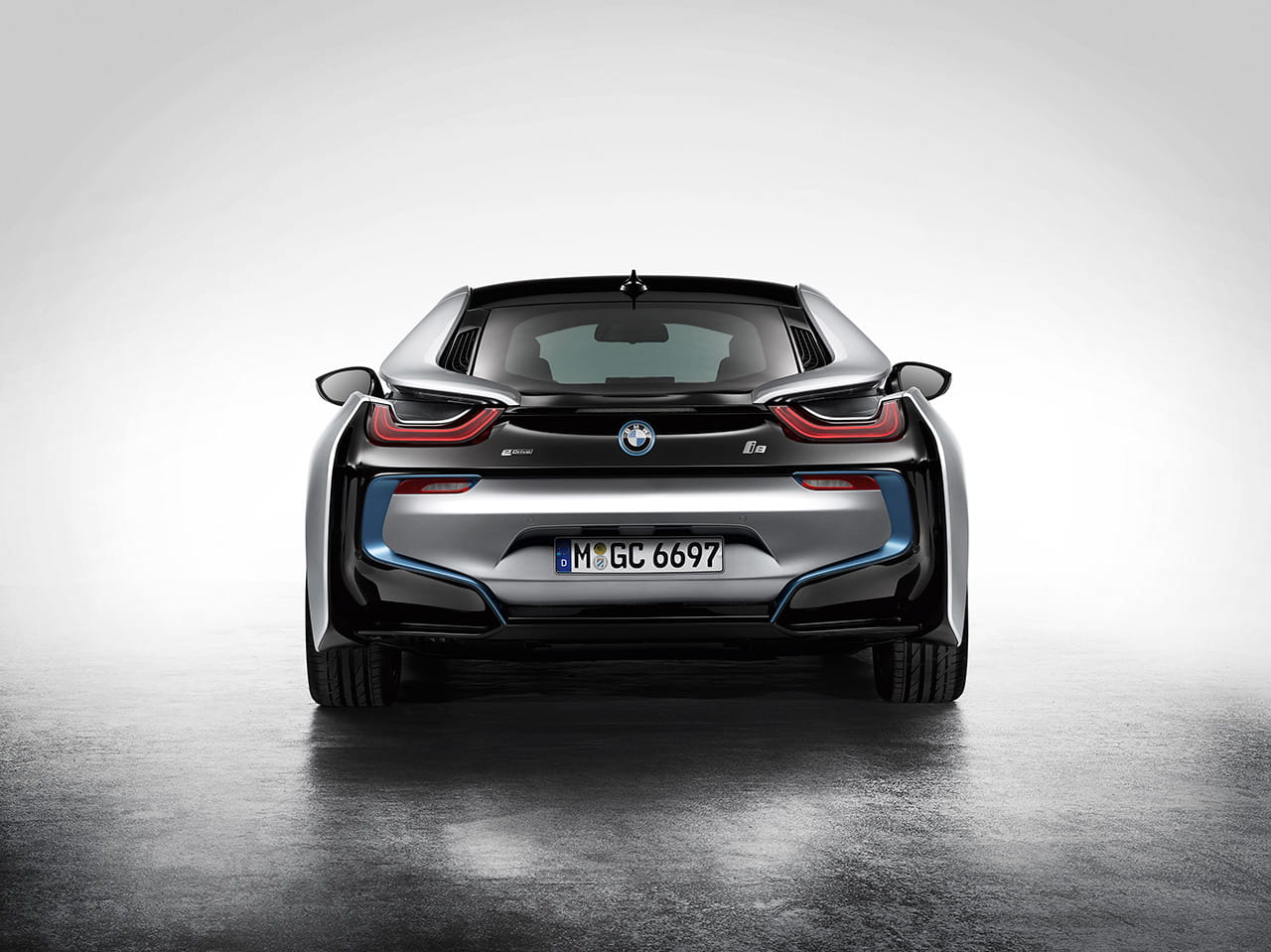 Vista trasera completa del BMW i8, destacando su diseño futurista.