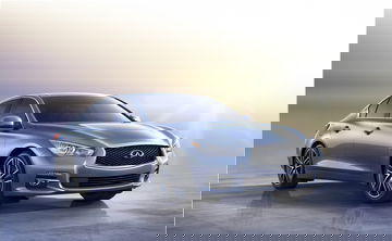 Vista dinámica que destaca el diseño aerodinámico del Infiniti Q50.