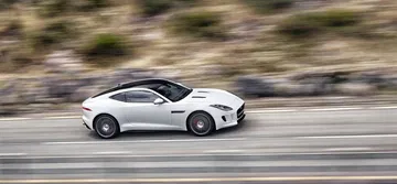 Vista dinámica del Jaguar F-Type Coupé mostrando su perfil lateral.