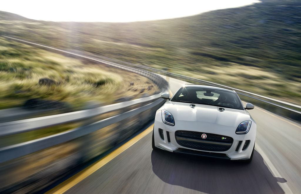 Vista en ángulo del Jaguar F-Type Coupé dominando la carretera.