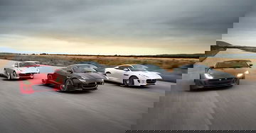 Jaguar F-Type Coupé desplegando su gama cromática en movimiento.