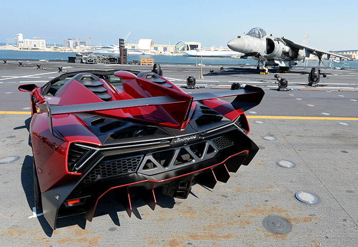 Lamborghini Veneno Roadster en un portaaviones