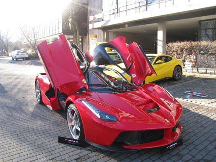 ¿Quieres el primer Ferrari LaFerrari de producción? puede ser tuyo por 2.38 millones de euros