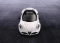 Vista aérea del Alfa Romeo 4C Spider destacando su aerodinámica.