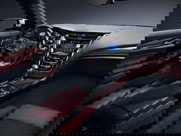 Vista detallada de la cabina del Cadillac CTS, mostrando la elegancia de sus asientos y acabados.