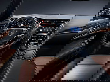 Vista del volante y panel de instrumentos del Cadillac CTS, acabados de lujo.