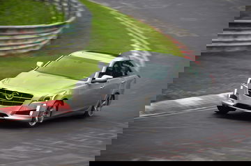Vista dinámica del Cadillac CTS tomando una curva en circuito.