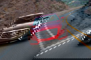 Vista dinámica frontal y lateral del Cadillac CTS en movimiento.