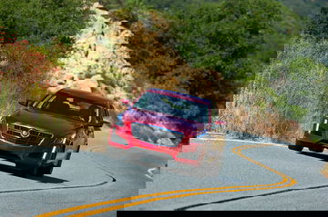 Vista dinámica del Cadillac CTS en una carretera serpenteante.