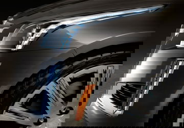 Vista angular de las luces LED delanteras del Cadillac CTS.