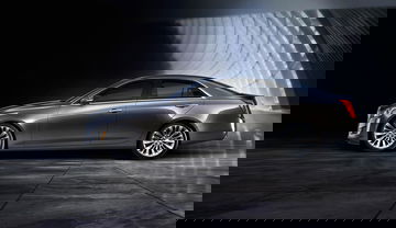 Vista lateral del Cadillac CTS mostrando su diseño elegante y aerodinámico.