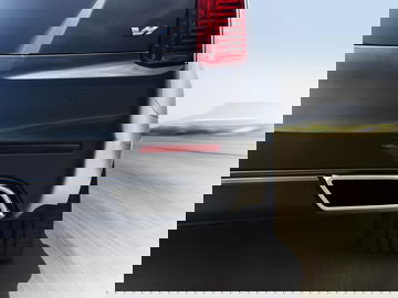 Vista angular trasera del Cadillac CTS destacando su sistema de escape doble y pilotos.